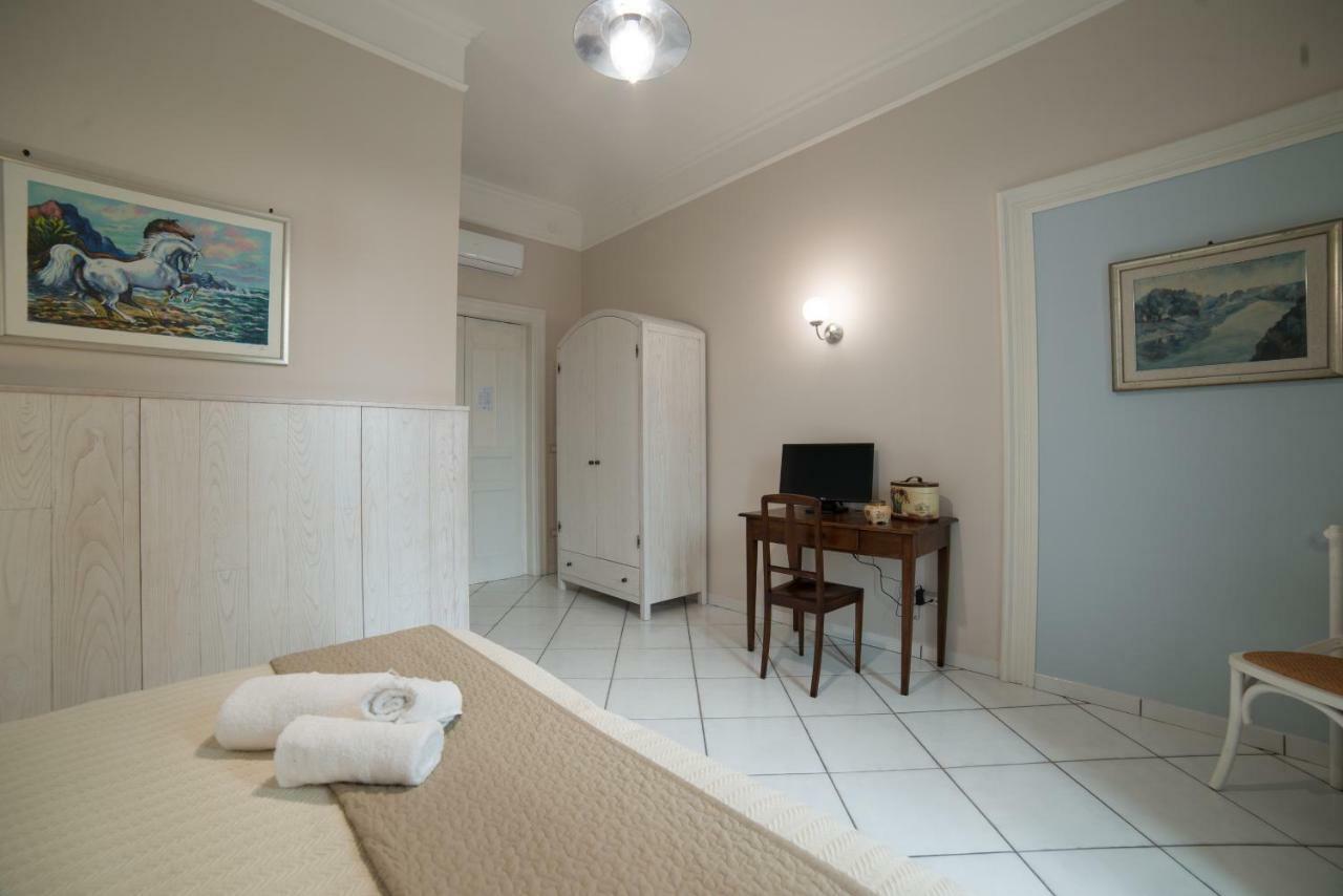 La Tartaruga Bed & Breakfast ซาแลร์โน ภายนอก รูปภาพ